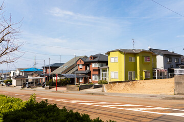 Japanische Kleinstadt mit vielen bunten Häusern am Tag