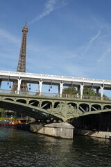 Fototapeta premium Pont de Bir-Hakeim et Tour Eiffel vus de la Seine