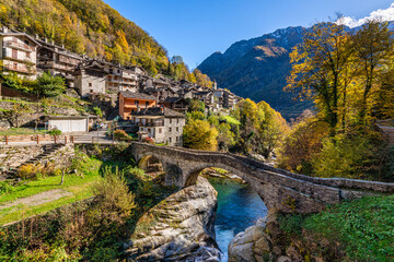 The beautiful village of Pontboset in the Champorcher Valley during fall season. Aosta Valley, northern Italy. - obrazy, fototapety, plakaty