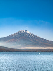 山梨県にある富士五湖の1つ山中湖と富士山