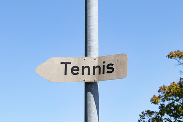 Obraz premium Wegweiser zum Tennis und Tennisplatz