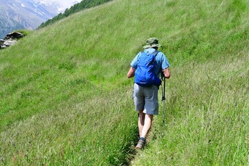 Fototapeta na wymiar Mann wandert im Schnalstal in Südtirol 