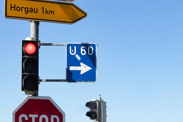 Verkehrszeichen kennzeichnet Umleitung der Autobahn