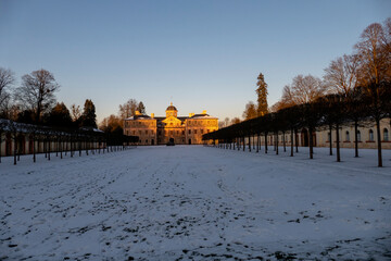 Schloss Favorite Foerch mit Schnee im Sonnenuntergang