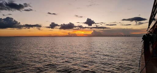 Pôr-do-sol na cidade com vista da água.