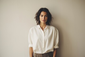 Obraz premium Portrait of a glad woman in her 30s wearing a simple cotton shirt against a light wood minimalistic setup. AI Generation