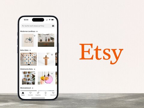 Modernes Smartphone zeigt App des Online-Marktplatz Etsy, Logo der Handelsplattform daneben, Verkaufsplattform, E-Commerce, Internet, Versand