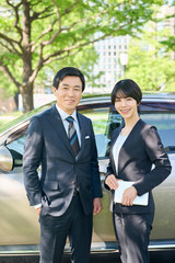 50代男性会社員と30代女性会社員,ビジネス街,社用車