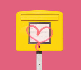 Briefkasten post mail box germany deutschland gelb yellow pink love liebe herz heart graffiti valentine's day romantisch liebesbriefe letter