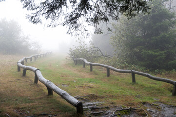 Großer Feldberg im Taunus bei Nebel mit eingezäuntem Weg, der im Nichts endet