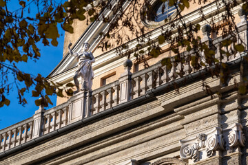 Historische Statue auf St. Johannskirche