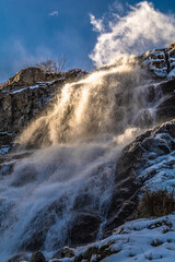 La neve, le cascate ed i larici color oro verso il rifugio Migliorero