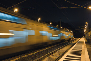 Bahn - Bahnhof - Nacht - Zug - Bahnsteig - Laternen - Train Station - Night -  Railway - Empty -...