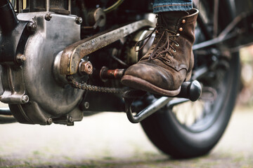 Details eines alten, soliden vintage Motorradschuh aus braunem Leder für Oldtimer Motorrad....