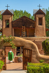 El Santuario and Priest