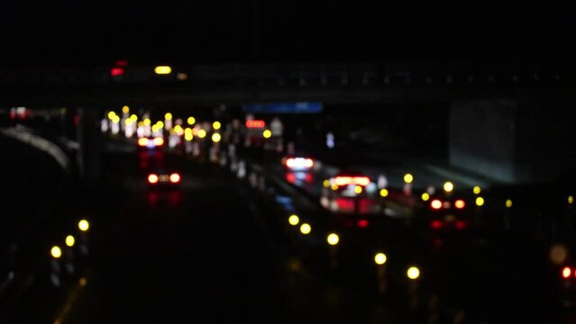 Simuliertes schlechtes Sehen auf der Autobahn bei regnerischem Wetter