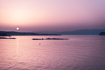 Obraz premium The man paddleboarding on sea early sunset