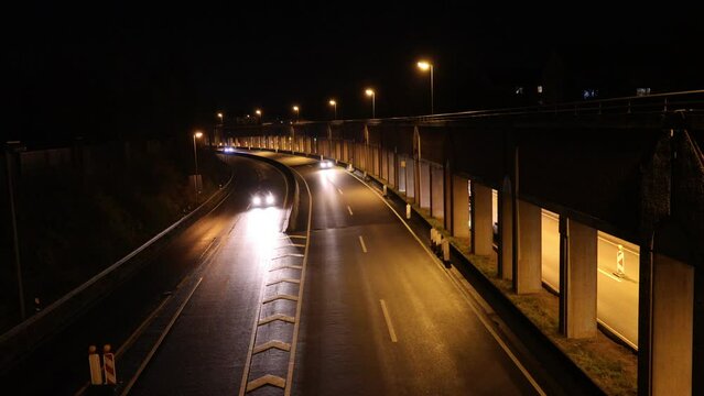 Autobahnzubringer bei Dunkelheit und leichtem Regen