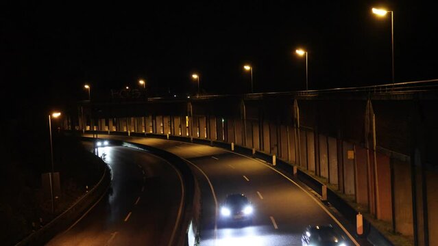 Autobahnauffahrt mit Baustelle in der Dunkelheit und bei leichtem Regen