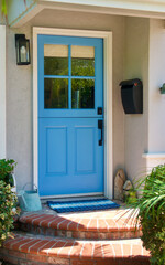 Fototapeta na wymiar bright blue door to a cute beach cottage