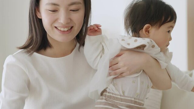 赤ちゃんに離乳食を食べさせるママ（育児・子育て・家族・ファミリー）