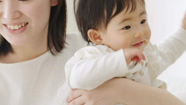 赤ちゃんに離乳食を食べさせるママ（育児・子育て・家族・ファミリー）