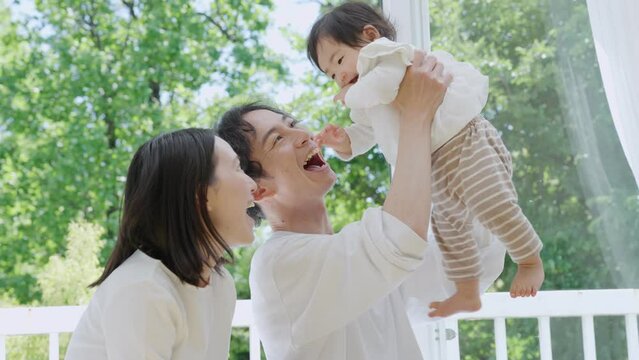笑顔の3人家族（ファミリー・育児・子育て・赤ちゃん）