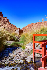 Termas de Puritama no deserto do Atacama, Chile. Águas termais no deserto cercada por montanhas. 