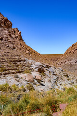 Fototapeta premium Termas de Puritama no deserto do Atacama, Chile. Águas termais no deserto cercada por montanhas. 