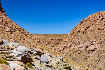 Termas de Puritama no deserto do Atacama, Chile. Águas termais no deserto cercada por montanhas. 