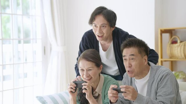 家でゲームをする家族
