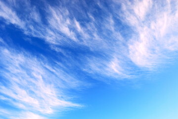 青空に刷毛で描いたような白い雲