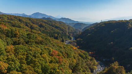 富士山方面をバックにした秋の渓谷【八ヶ岳高原大橋】日本山梨県北杜市