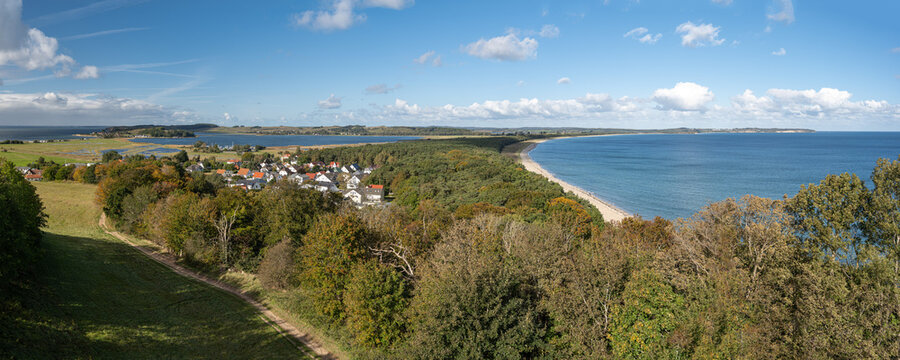 Panoramaausblick vom Lotsenturm in Thiessow auf R&uuml;gen bei sonnigen Wetter