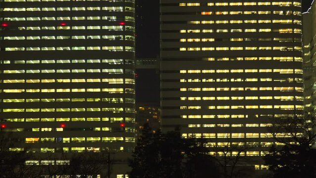 オフィスビルの夜景　窓の明かり　全館点灯　横浜