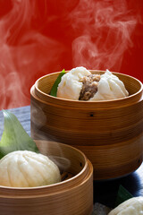 肉まん、豚まん　中華まん　湯気の出る中華饅頭