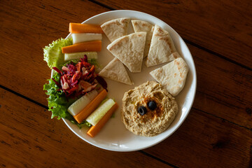 Hummus and pita bread - 680407222