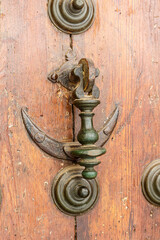 Obraz premium Old metal knocker on wooden door