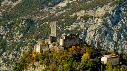 Fototapeta na wymiar Castello di Drena.Panorama autunnale. Provincia di Trento. Trentino Alto Adige, Italia