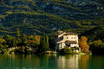 Fototapeta na wymiar Il castello e il Lago di Toblino. Panorama autunnale. Provincia di Trento. Trentino Alto Adige, Italia