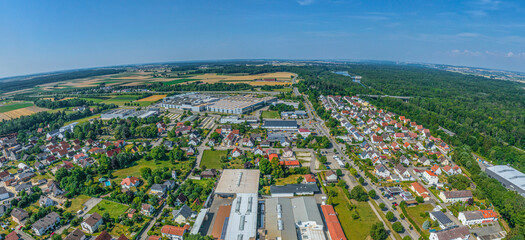 Leipheim im Kreis Günburg in Schwaben im Luftbild, Blick nach Westen über das Gewerbegiet an der A8
