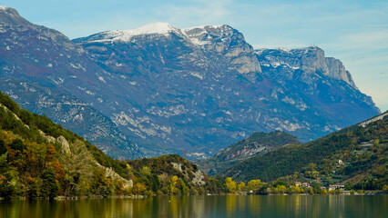 Lago di Cavedine. Panorama autunnale. Provincia di Trento. Trentino Alto Adige, Italia