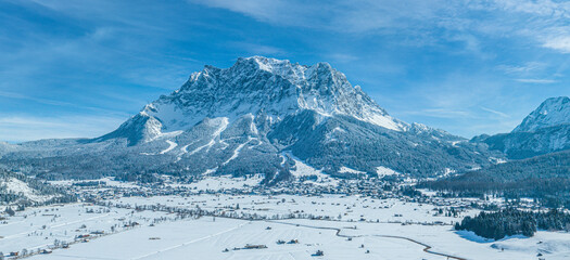 Traumhafter Wintertag im Ehrwalder Moos, Blick zur mächtigen Zugspitze im Wettersteingebirge