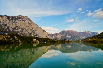 Lago di Cavedine. Panorama autunnale. Provincia di Trento. Trentino Alto Adige, Italia