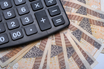 kalkulator leży na polskich banknotach PLN 200zł