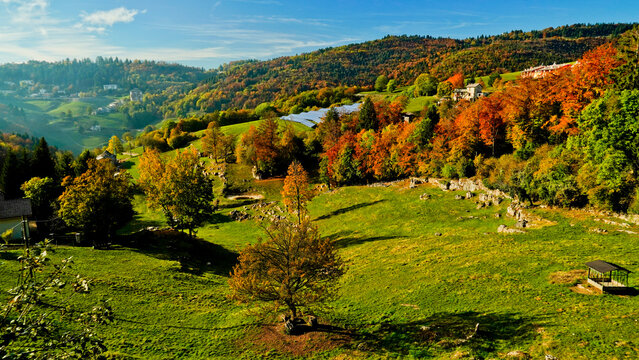 Foliage d'autunno nelle vallate di Camposilvano ai piedi dell'altopiano di Lessinia. Verona, Veneto