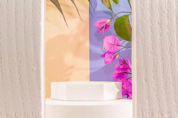 Arrière plan mauve et orange avec présentoir pour des produits avec un rendu 3 D. Plate-forme...