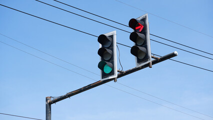 A traffic signal that shows a green light for a straight line and a red light for a right turn.