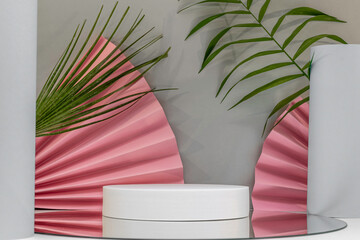 Arrière-plan gris et rose avec présentoir pour des produits avec un rendu 3 D. Plate-forme vide...