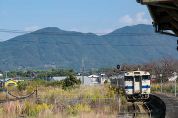 Fototapeta na wymiar 田川伊田駅を出発する普通列車